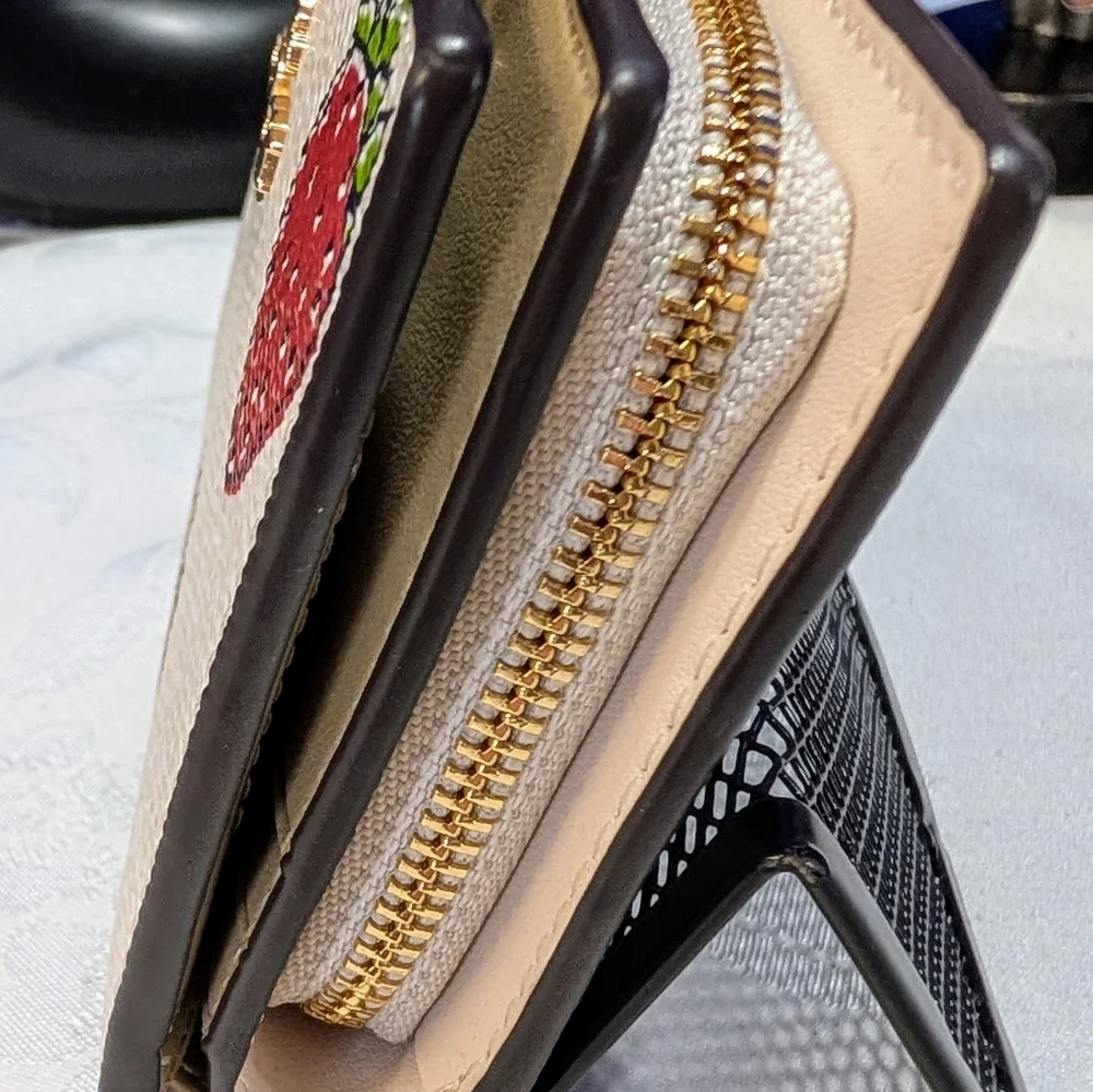Coach Chalk Leather Snap Wallet With Strawberry Print🍓